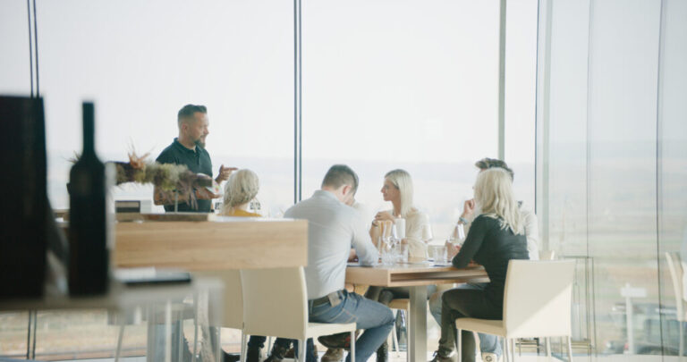 Gäste in einem Restaurant mit Panoramafenster