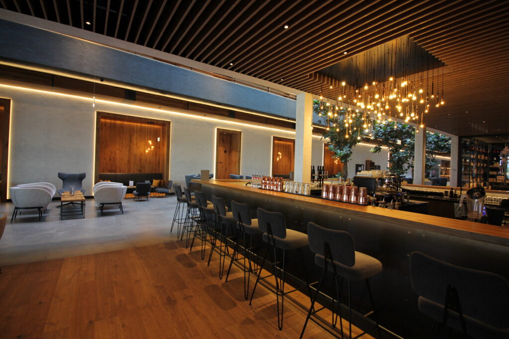 Foto von der Bar und Lobby vom Scheiblhofer Resort.