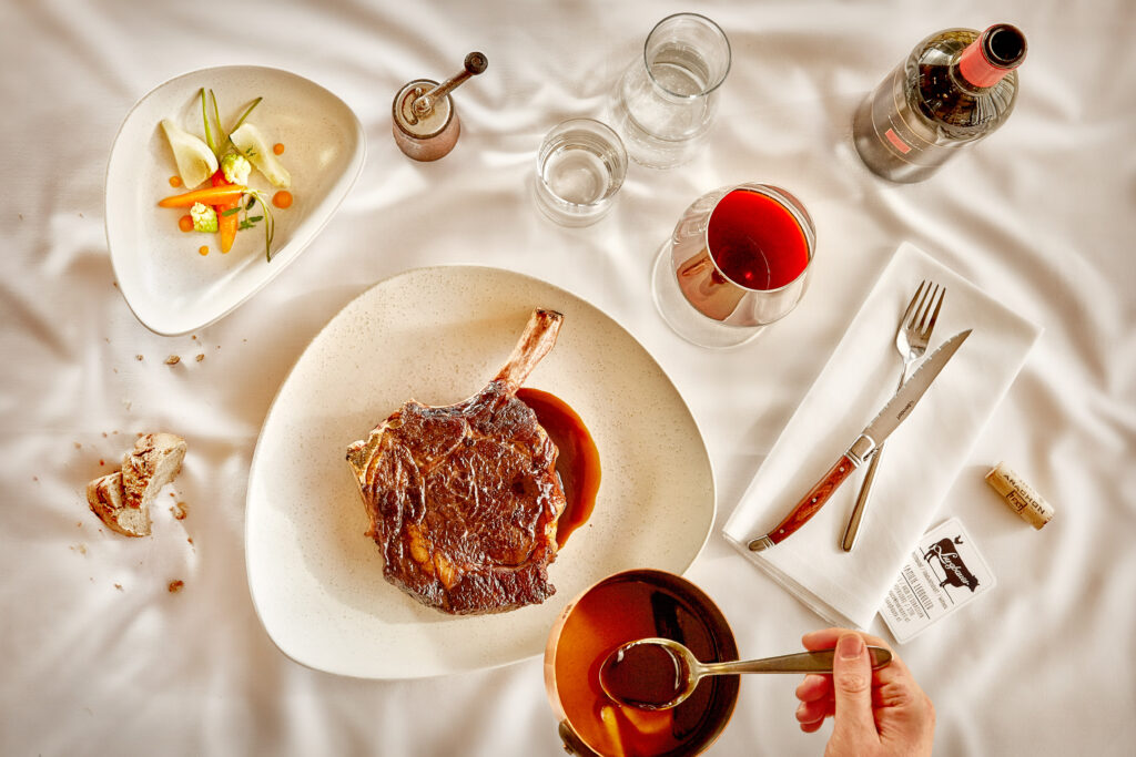 Foto von einem Ochsensteak angerichtet auf einem dekorativen Teller.