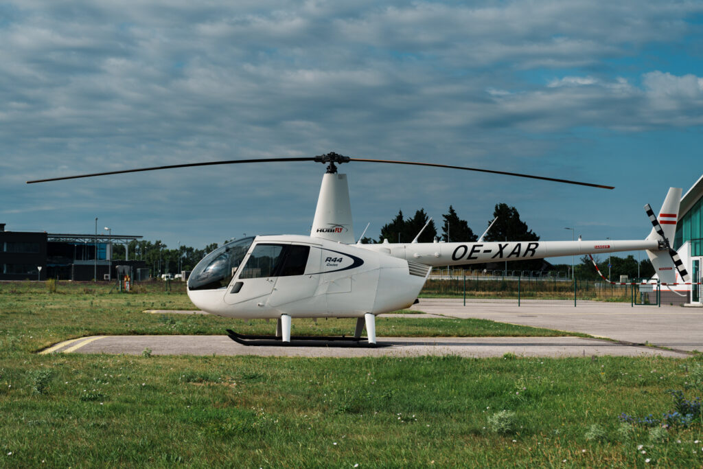 Aussenaufnahme Robinson R44 Cadet in weiß am Vorfeld
