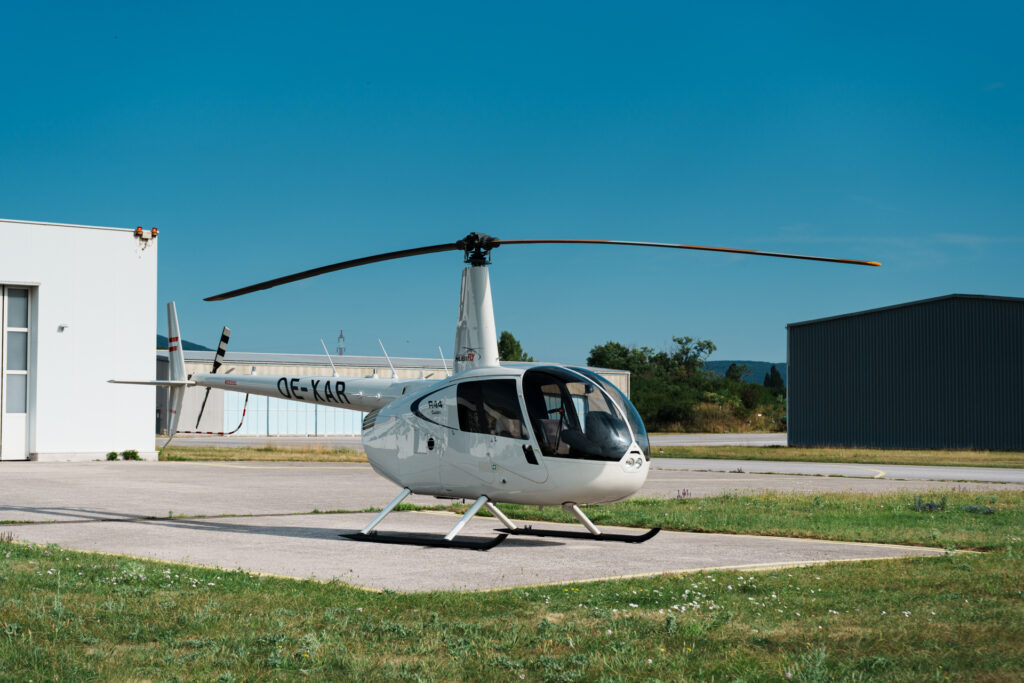 Aussenaufnahme Robinson R44 Cadet in weiß am Vorfeld