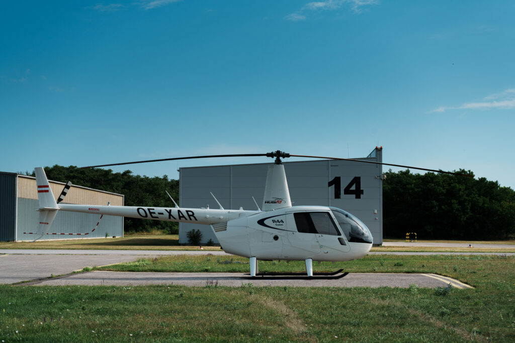 Aussenaufnahme Robinson R44 Cadet in weiß am Vorfeld