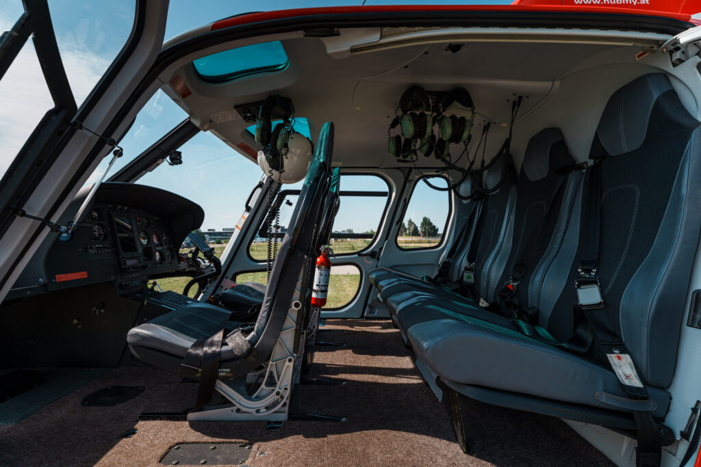AS350 B2 mit geöffneten Türen