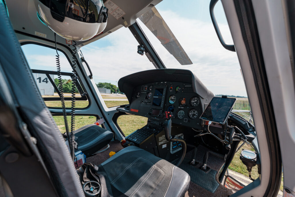 Cockpit eines AS350 B2 Helikopter.
