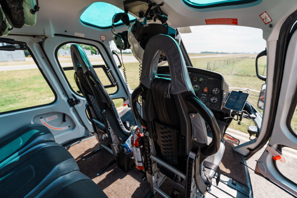 Innenaufnahme AS350 B2, Pilot und Copilot