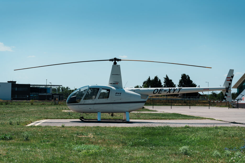 Seitenansicht Robinson R44 Raven II in weiß