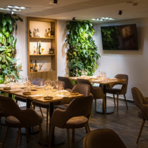 Innenansicht des Restaurants Food & Room Kistücsök mit elegant gedeckten Tischen, modernen Polsterstühlen, begrünten Wänden und gemütlicher Beleuchtung.