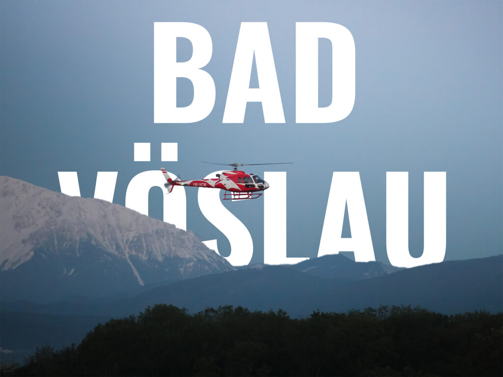 Hubschrauber im Flug, Hintergrund Schneeberg