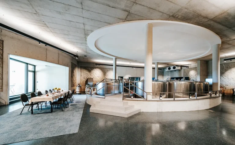 Luxuriöses Restaurant mit gedeckten Tischen.