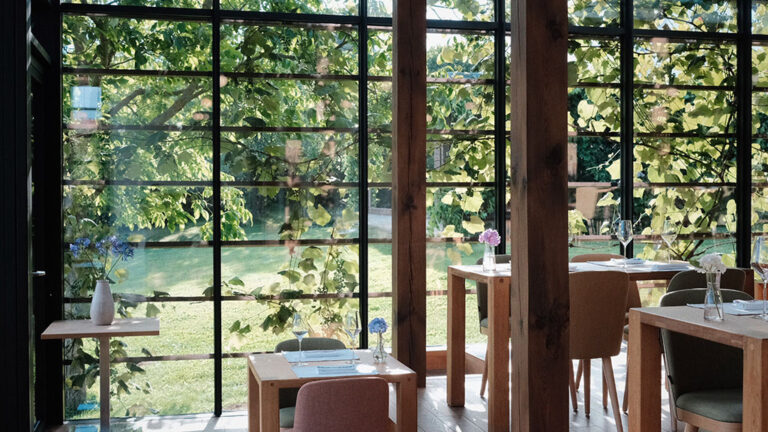 Innenaufnahmen Restaurant, mit Blick auf Garten