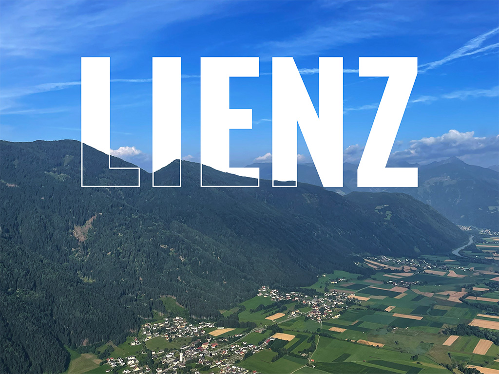 Berglandschaft mit Felder und Schriftzug LIENZ