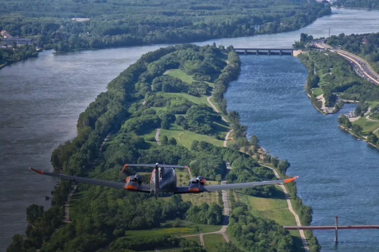 Air2Air Aufnahmen von einer Diamond DA62 über der Donauinsel in Wien.