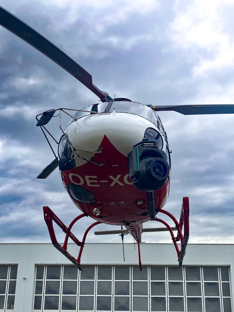 Hubschrauber mit Cineflexkamera beim Abheben.