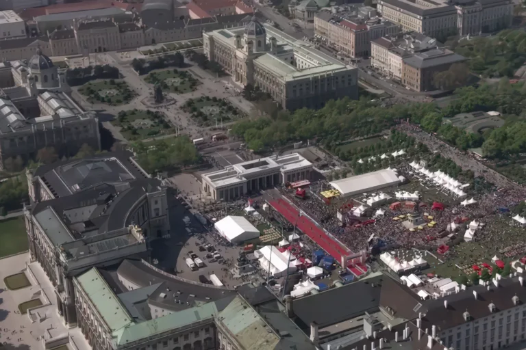 Luftaufnahme von einem Event in einer Großstadt