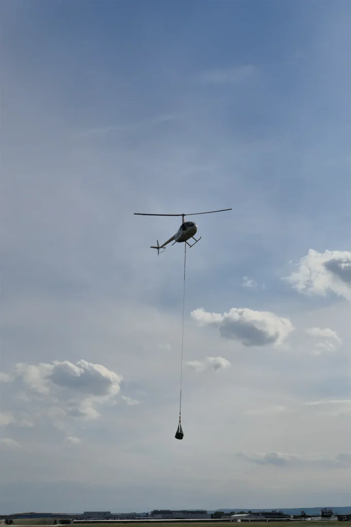 Hubschrauber mit Aussenlast beim Transport