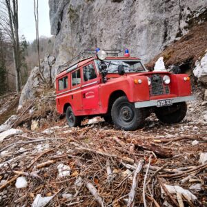 Oldtimer Feuerwehrauto im Wald